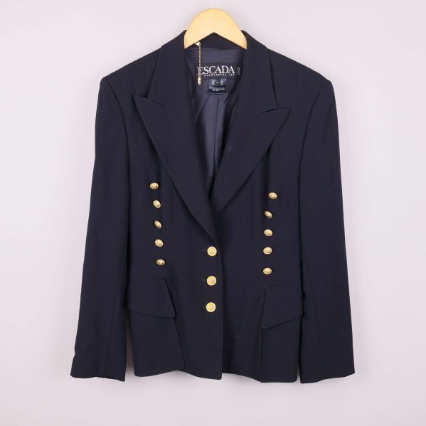 Marinblå kavaj med guldknappar på galge