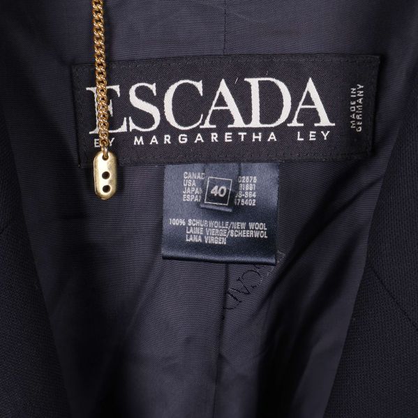 Escada logotyp och storlekslapp i nacken