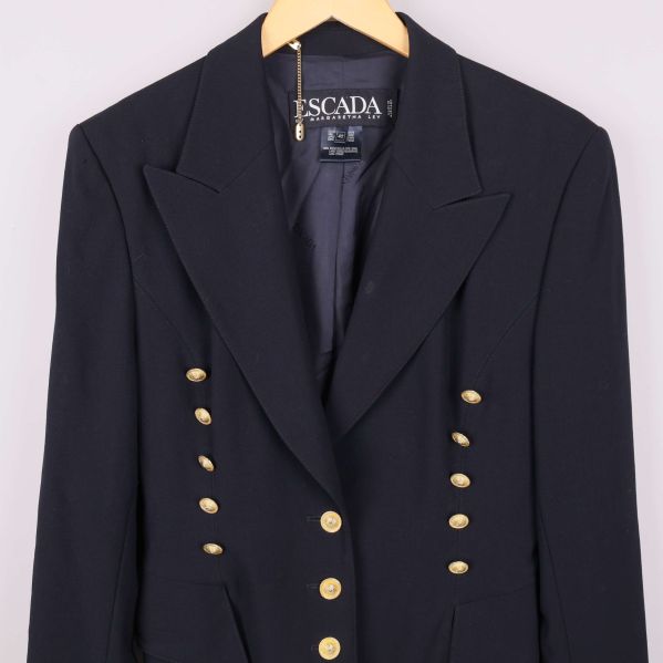 Övre del av kavajen med guldknappar och krage