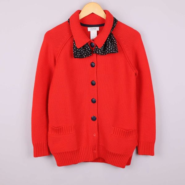 Röd kofta med svartprickig krage framifrån