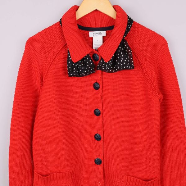 Närbild på koftans framdel och krage med prickigt tyg