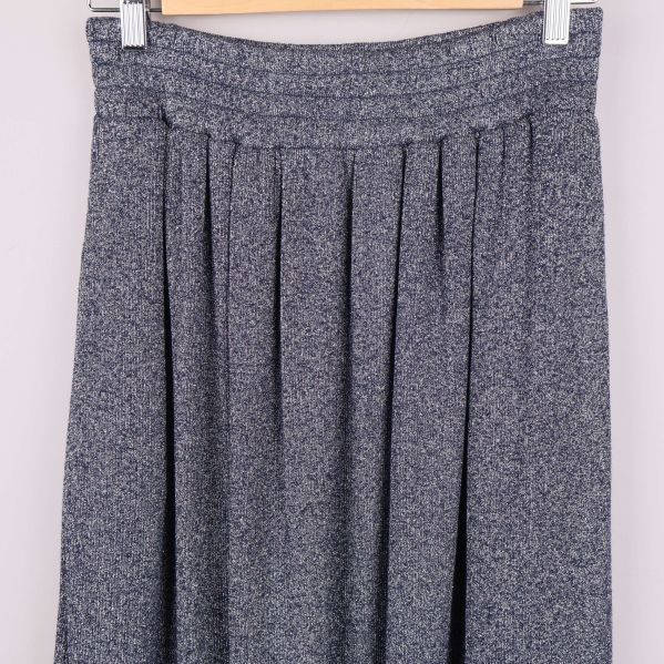 Detalj av midjan och plissering på kjolen