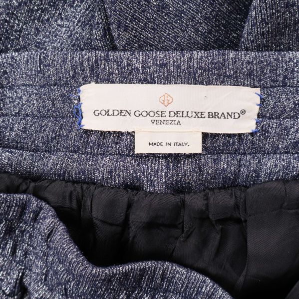 Närbild på märkets etikett Golden Goose Deluxe Brand