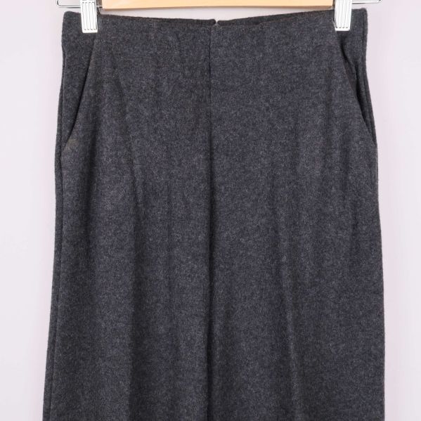 Närbild på midja och fickor på grå byxor