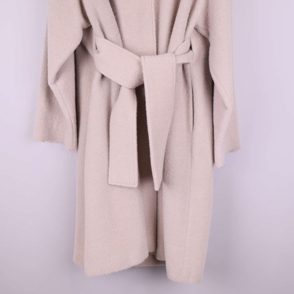 Närbild på knytskärp och nederkant av kappan