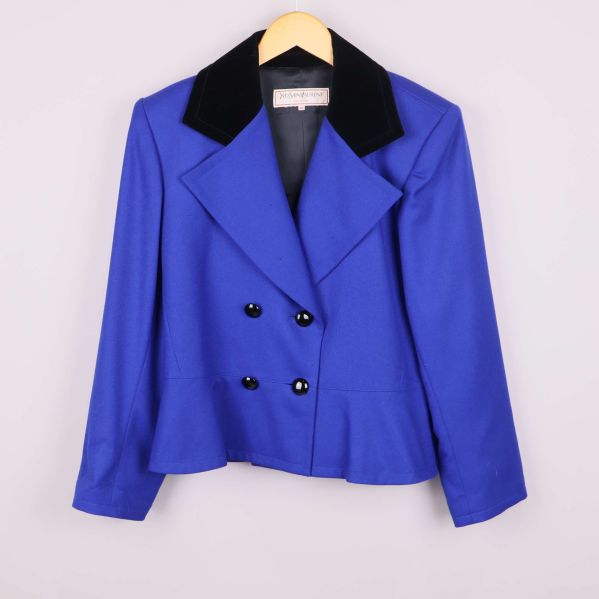 Kavaj i klarblått med svart krage framifrån