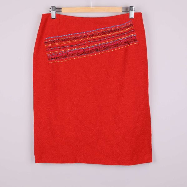 Röd kjol med färgglada broderier framtill 