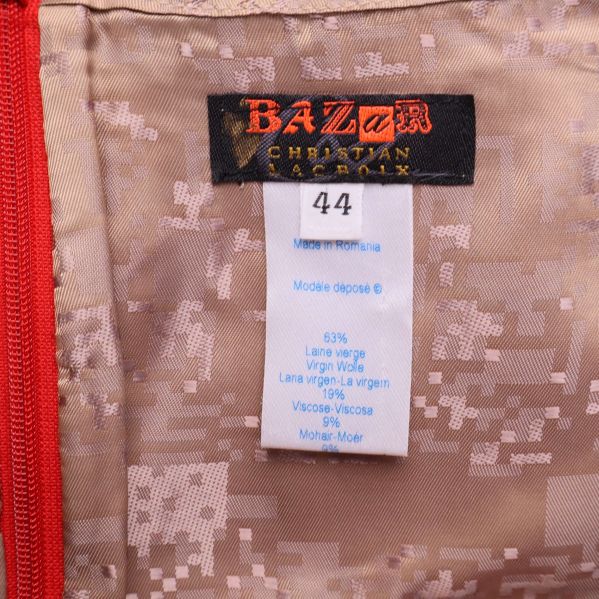 Närbild på märkets etikett och storlekslapp från Bazar Christian Lacroix