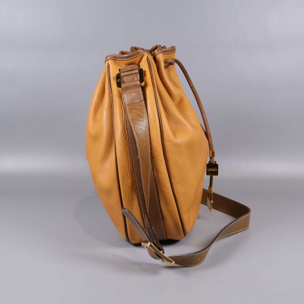 Sidsiluett av bucket bag med kontrasterande brun rand