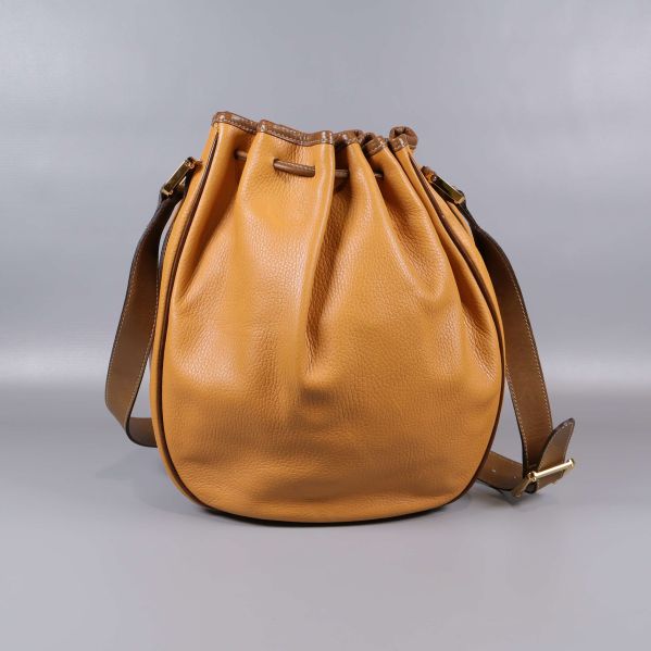 Baksida av slät cognacsfärgad bucket bag