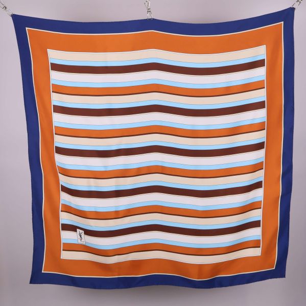 Stor fyrkantig scarf med randigt mönster i blått och orange