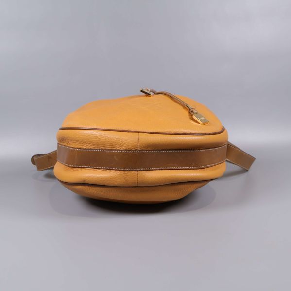 Undersida av bucket bag med brun läderdetalj