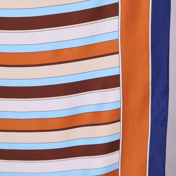 Detaljerade färgade ränder på mjuk scarf