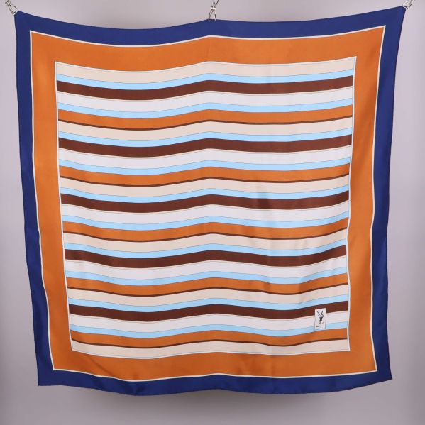 Scarf med bred blå ram och YSL-logga i hörnet