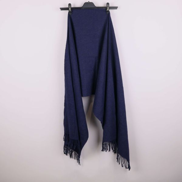 Helbild på blå halsduk hängande med fransar