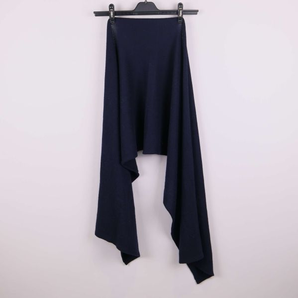 Utbredd mörkblå trikåhalsduk på galge