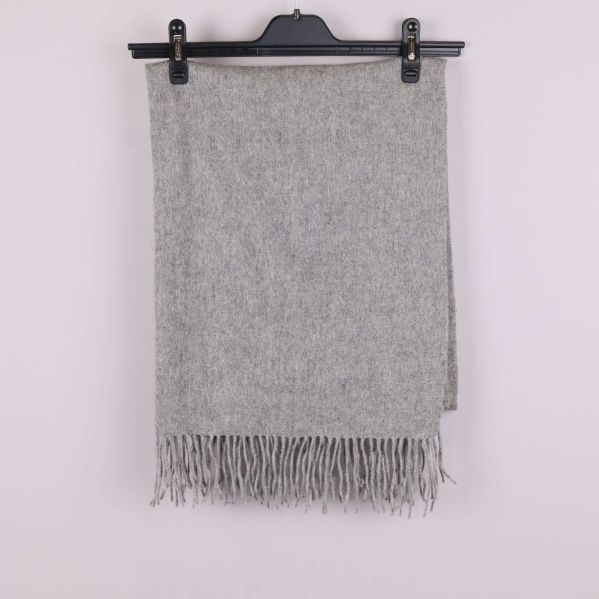 Grå sjal med fransar hängande på galge