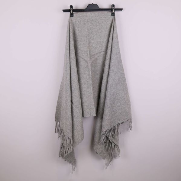 Grå sjal med fransar visad i helbild