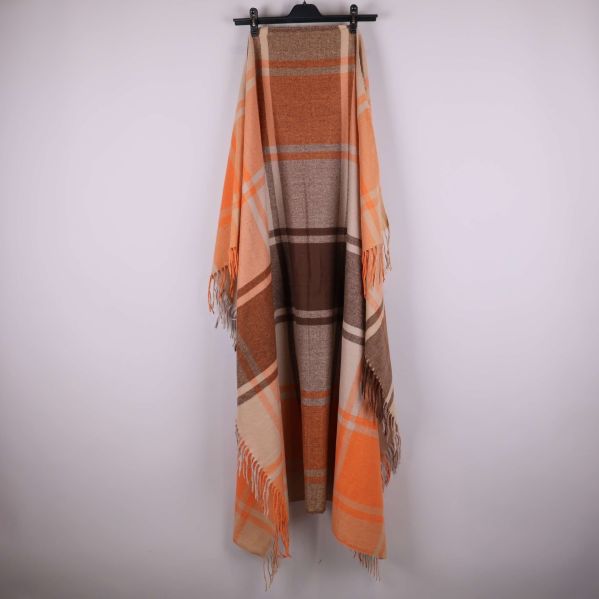 Stor rutig halsduk med fransar upphängd