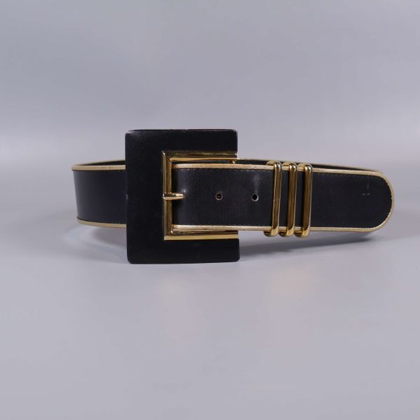 Brett svart bälte med stor fyrkantig guldfärgad spänne