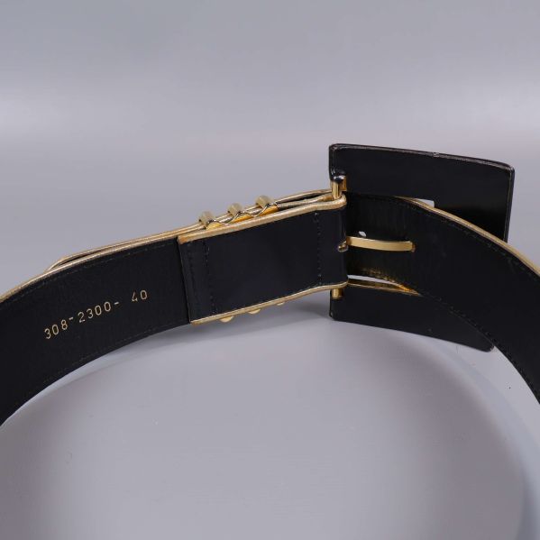 Baksidan av bältet med stor fyrkantig spänne synlig