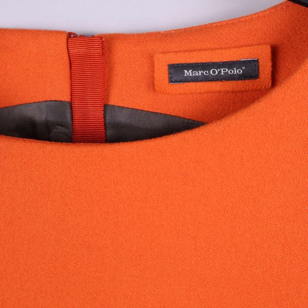 Närbild på klänningens halsringning och Marc O’Polo etikett