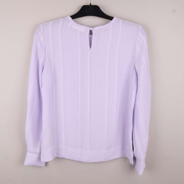 Lila blus från baksidan