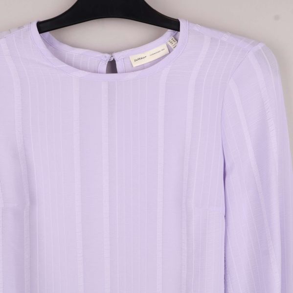 Randigt mönster och halsringning