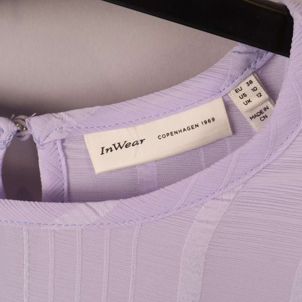 Randigt mönster och halsringning