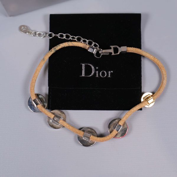 Baksidan av Dior halsband med knappar och rem