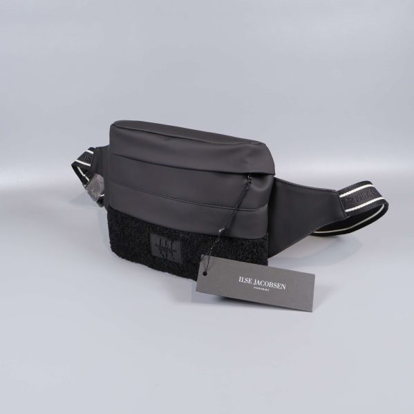 Axelremsväska i svart med kontrasterande band och etikett