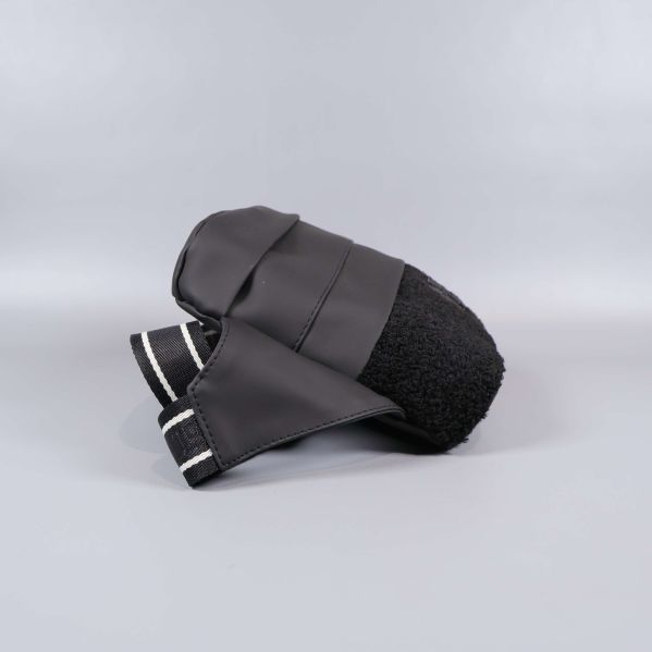 Svart axelremsväska sedd från sidan