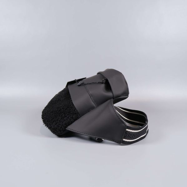 Väskans baksida och axelrem synlig bakifrån