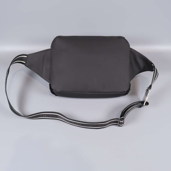 Väskan sedd bakifrån med bred svart axelrem