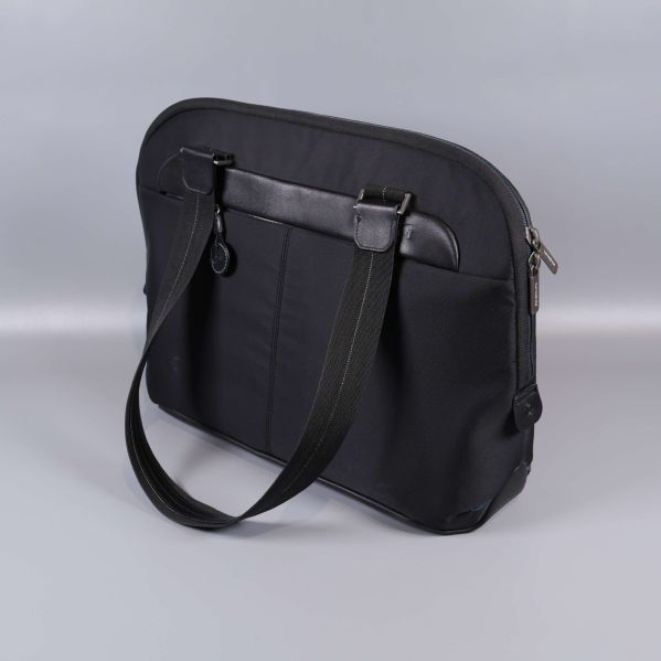 Svart datorväska med handtag 