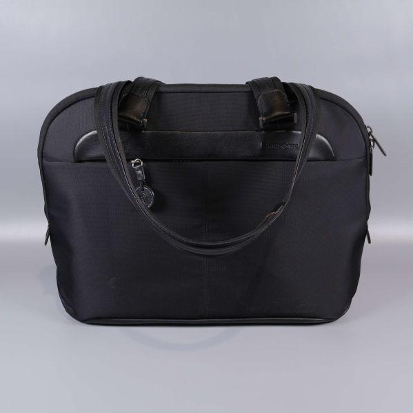 Datorväska i svart sett bakifrån med två handtag