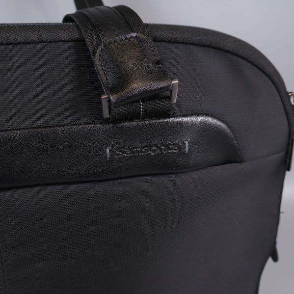 Närbild på väskans handtag och Samsonite-logga