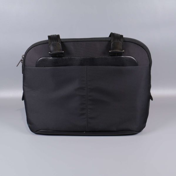 Baksida av svart datorväska med ytterficka