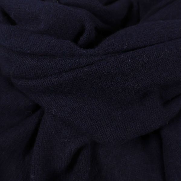 Närbild på strukturen i mörkblå trikå