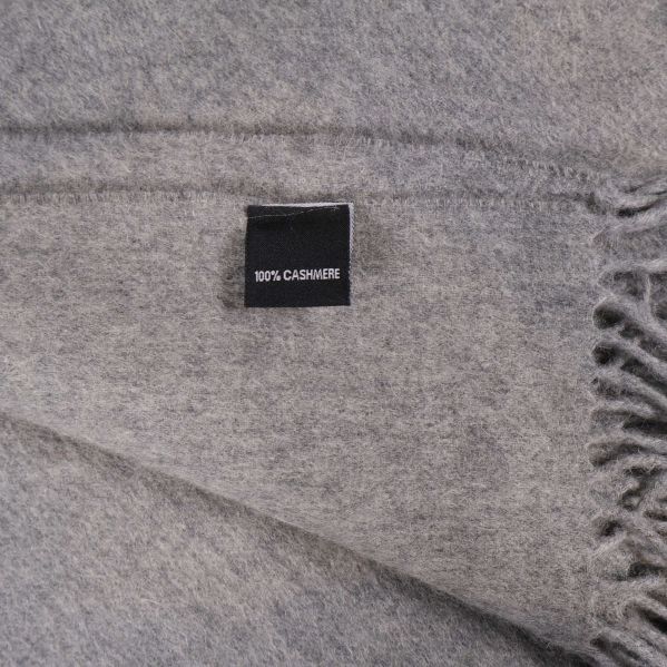 Närbild av etikett med texten 100% cashmere