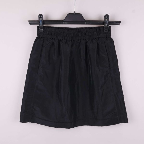 Svart kjol med resårmidja