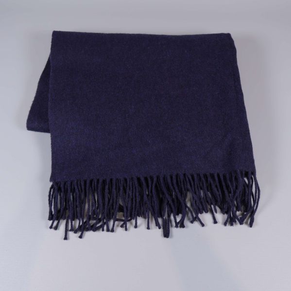 Blå halsduk vikt med fransar i närbild