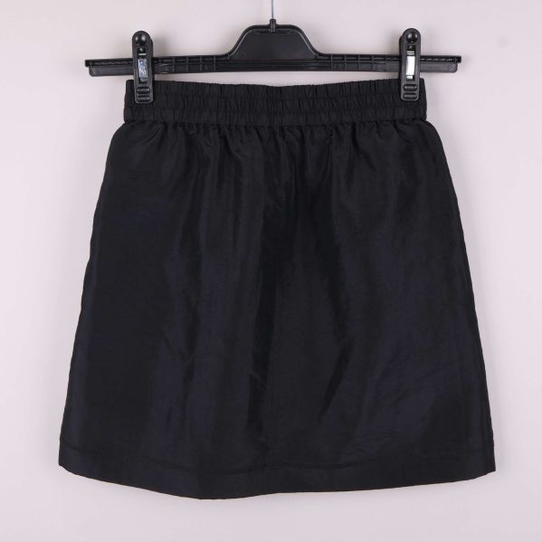 Baksidan av svart kjol