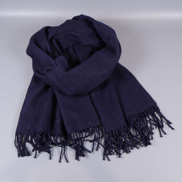Blå halsduk upplagd med synliga fransar