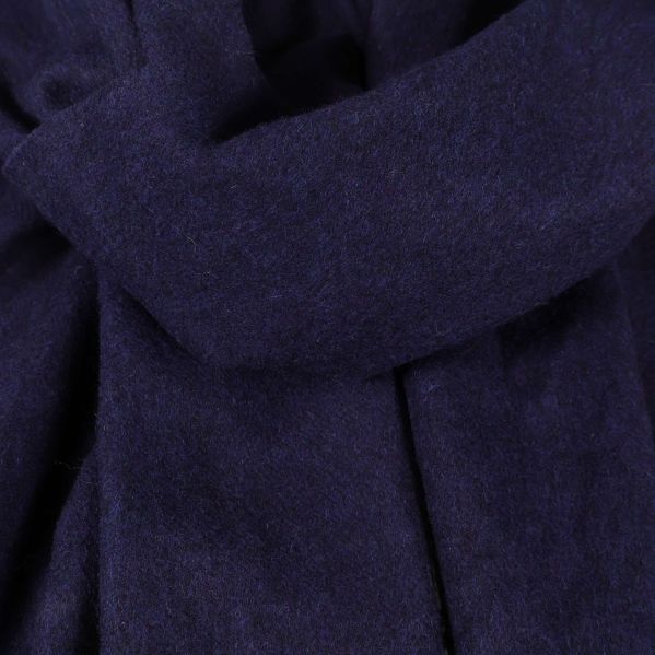 Närbild på halsdukens mörkblå tygstruktur