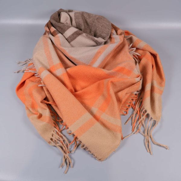 Halsduken utbredd i ett mjukt tygfall