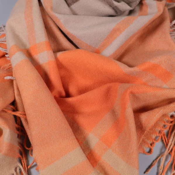 Närbild på rutigt tyg i orange och beige