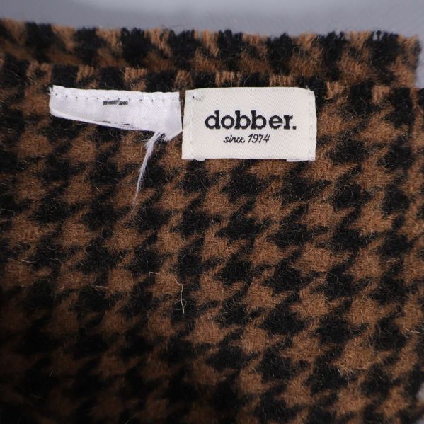 Dobber varumärkesetikett på halsdukens insida