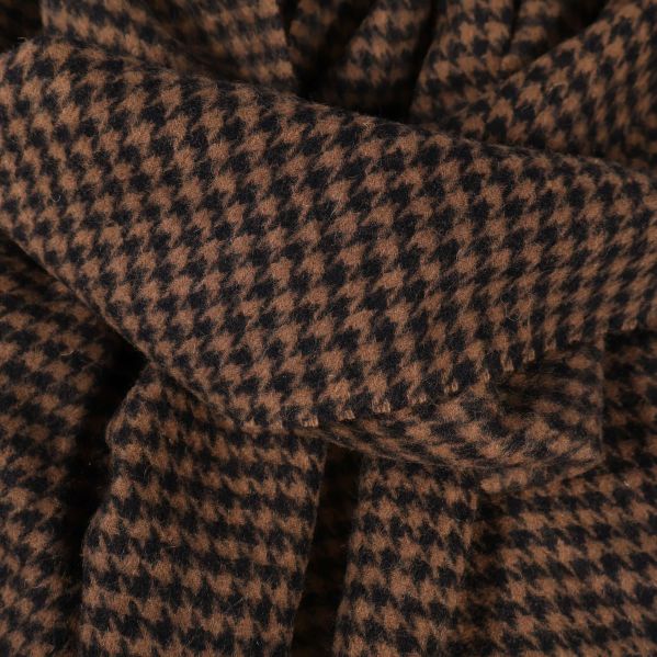 Närbild på hundtandsmönstret i bruna färgtoner