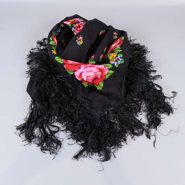 Svart sjal med blommor och fransar, ihopvikt